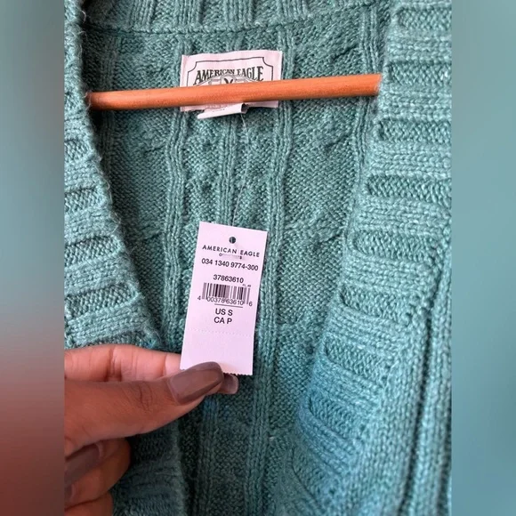 American Eagle Cropped Cable Knit Cardigan Size S - Picture 2 of 9